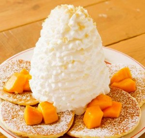 MangoWhippedCream_MacadamiaNuts_Pancakes-428x406